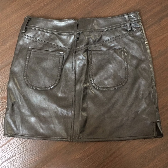 Black shiny pleather skirt - Picture 2 of 3